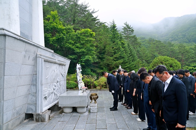 ▲ 이상호 태백시장이 1일 충혼탑과 산업전사위령탑, 진폐재해위령각을 차례로 참배하며 민선9기 첫 공식 일정을 시작했다. 이날 참배는 국가와 지역 발전을 위해 헌신한 순국선열과 호국영령, 산업전사들의 희생정신을 기리고, 시민과 함께 새로운 도약을 향한 각오를 다지기 위해 마련됐다. ⓒ태백시