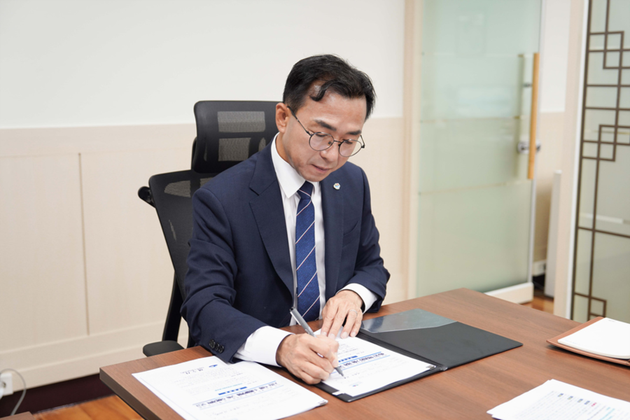 ▲ 서영학 여수시장이 1일 오전 취임 1호 결재에 서명하고 있다.ⓒ전남광주통합특별시 여수시 제공