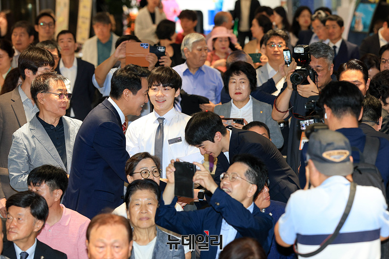 ▲ 오세훈 서울시장이 1일 오전 서울 중구 서울시청에서 열린 취임식에 참석해 시민들과 인사를 나누고 있다. ⓒ서성진 기자