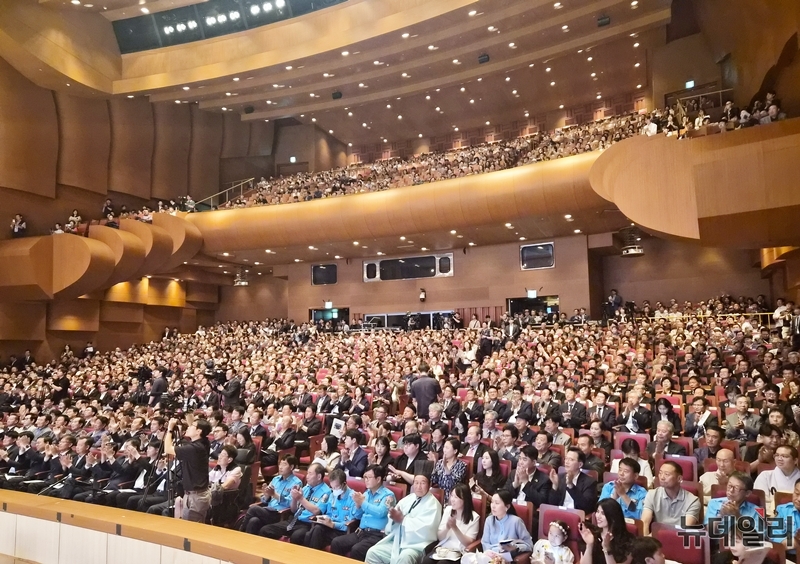 ▲ 1일 충북 청주시 사직동 청주예술의전당 대공연장에서 열린 신용한 제37대 충북지사 취임식에 참석한 내빈과 도민들로 객석이 2층까지 가득 차 있다. ⓒ표윤지 기자