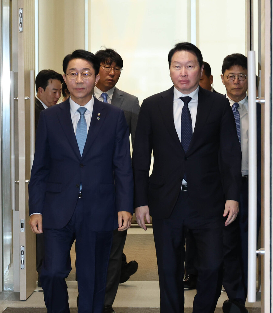 ▲ 최태원 대한상의 회장(오른쪽)과 조정식 국회의장이 1일 오전 서울 중구 대한상공회의소 회관에서 열린 경제대도약 간담회에 참석하고 있다.ⓒ대한상의