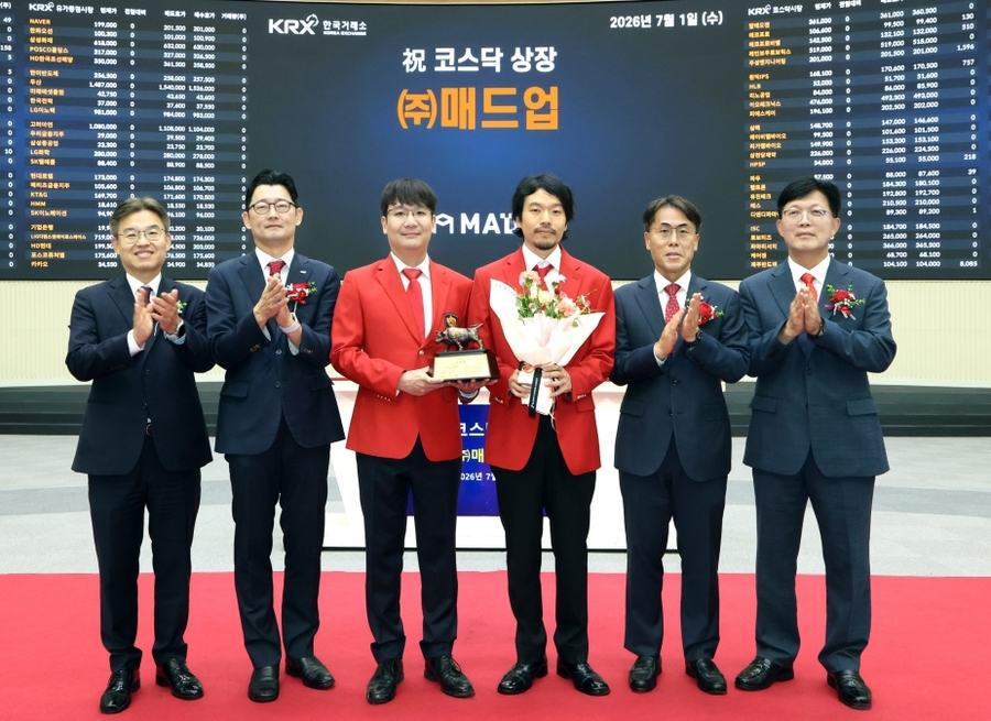 ▲ (왼쪽부터) 박종식 한국IR협의회 부회장, 최지우 한국거래소 코스닥시장본부장보, 이주민 · 이동호 매드업 대표, 성주완 미래에셋증권 IB1부문 대표, 안승근 코스닥협회 부회장이 서울사옥 홍보관에서 인공지능(AI) 소프트웨어 기반 광고업을 영위하는 매드업의 코스닥시장 상장기념식에 참석해 기념 촬영하고 있다. ⓒ한국거래소