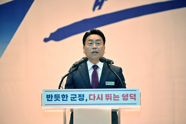 ▲ 조주홍 영덕군수가 1일 영덕국민체육센터에서 열린 제52대 영덕군수 취임식에서 민선9기 군정 비전과 예산·투자 1조 원 시대 구상을 발표하고 있다.ⓒ영덕군