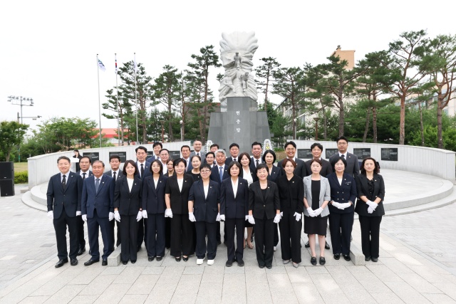 ▲ 제10대 화성특례시의회 현충탑 참배ⓒ화성시의회 제공
