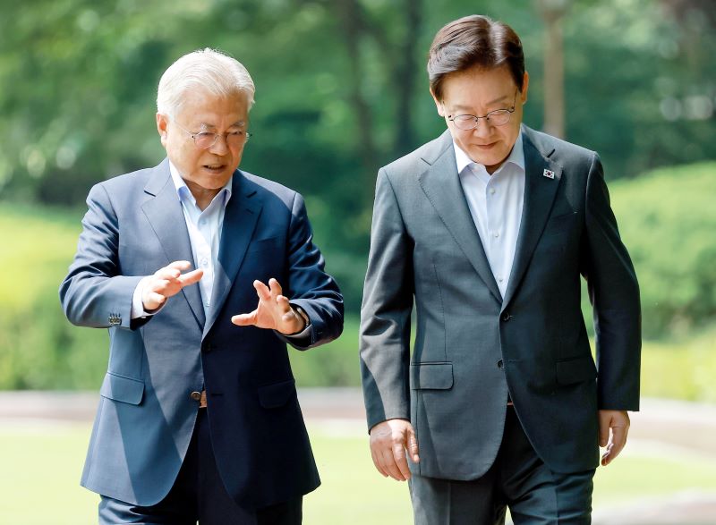 ▲ 이재명 대통령과 문재인 전 대통령이 1일 청와대에서 오찬을 하기 위해 상춘재로 이동하며 대화하고 있다. ⓒ뉴시스
