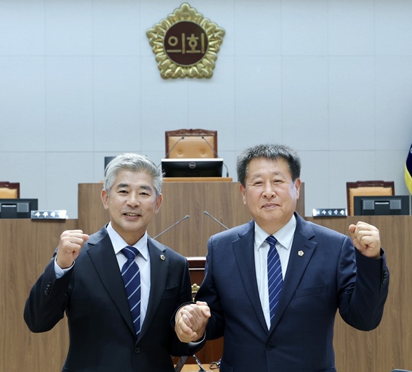 ▲ 조철기 충남도의회 의장(왼쪽)과 장승재 제1부의장이 1일 충남도의회 본회의장에서 열린 제369회 임시회 제1차 본회의에서 각각 제13대 전반기 의장과 제1부의장으로 선출된 뒤 기념촬영을 하고 있다.ⓒ충남도의회