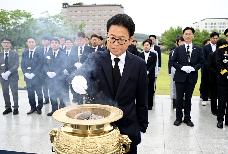 ▲ 이철우 도지사는 취임식에 앞서 예천 충혼탑을 찾아 순국선열과 호국영령의 숭고한 뜻을 기리는 참배로 민선 9기 공식 일정을 시작했다. ⓒ경북도