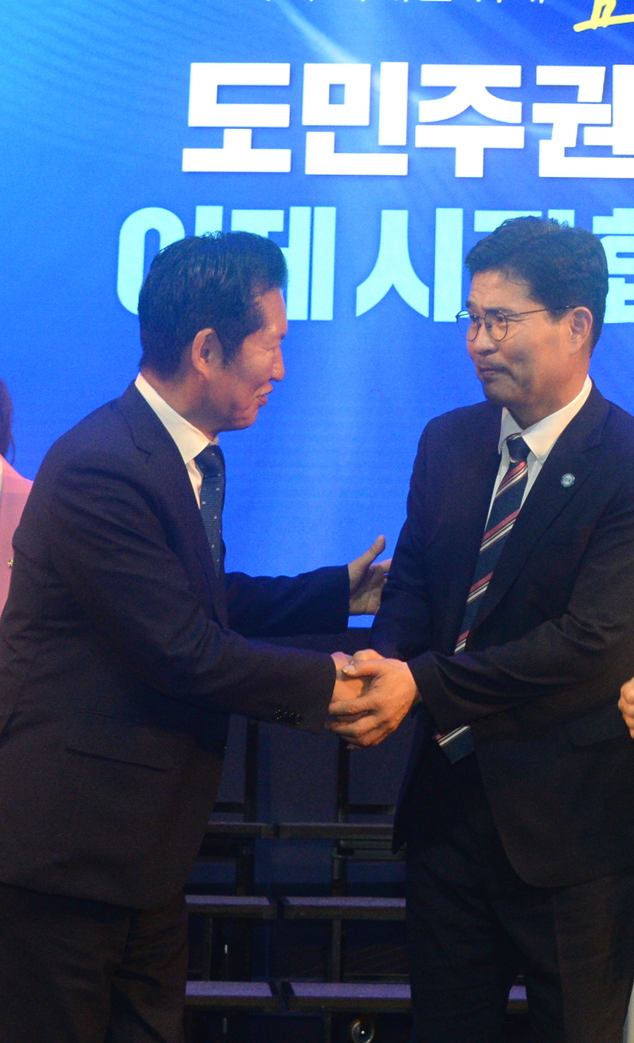 ▲ 정청래(왼쪽) 전 더불어민주당 당대표가 1일 전북 전주시 전북특별자치도청에서 열린 이원택 전북특별자치도지사 취임식에 참석해 이원택 전북특별자치도지사와 악수를 나누고 있다. ⓒ뉴시스