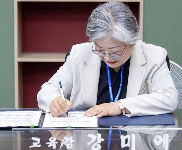 ▲ 강미애 세종교육감이 1일 취임 후 첫 공식 결재로 '학교 현장 방문 운영 계획'에 서명하고 있다.ⓒ세종교육청