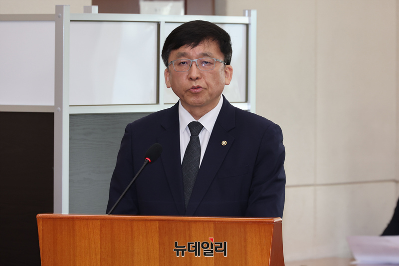 ▲ 강동완 중앙선관위 사무총장 직무대리가 1일 국회에서 열린 제9회 전국동시지방선거 투표용지 부족 사태 등 국민 참정권 침해 진상 규명 및 선거 관리 개혁을 위한 국정조사특별위원회 제3차 전체회의에서 업무보고를 하고 있다. ⓒ이종현 기자
