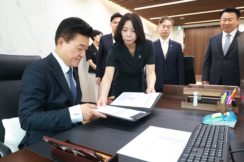 ▲ 신용한 충북지사가 1일 도청 집무실에서 취임 후 첫 결재로 '충청북도 재정정상화위원회 구성 계획'을 승인하고 있다. ⓒ충북도