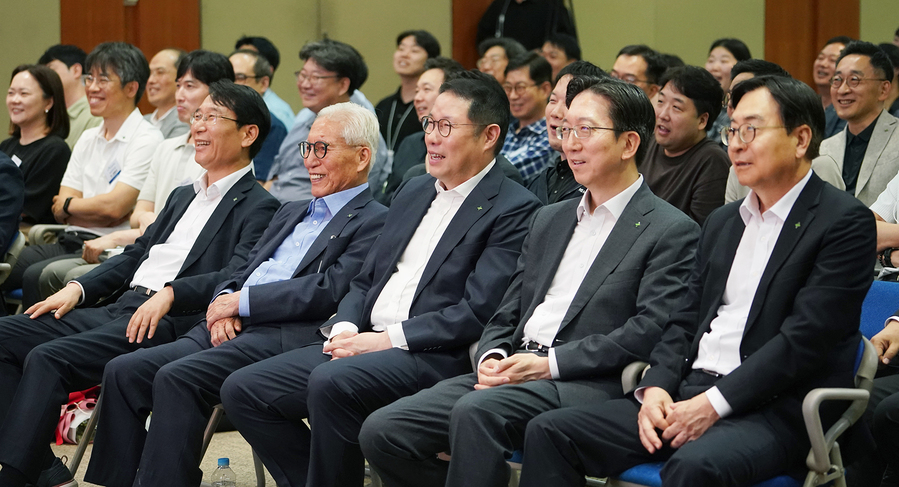 ▲ 김규영 HS효성 회장(앞줄 왼쪽부터 두번째), 조현상 HS효성 부회장(앞줄 왼쪽부터 세번째)을 비롯한 경영진들과 임직원들이 HS효성 창립 2주년 행사에 참석했다. ⓒHS효성