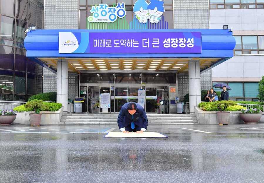 ▲ 1일 김한종 군수가 장성군민을 향해 큰절을 올리고 있다.ⓒ전남광주통합특별시 장성군 제공