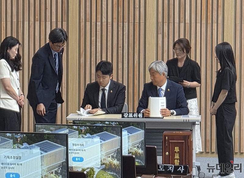 ▲ 1일 충북도의회 4층 본회의장에서 열린 제435회 임시회 제1차 본회의에서 부의장 선거 개표가 진행되고 있다. ⓒ표윤지 기자
