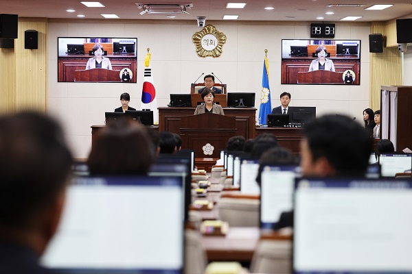 ▲ 제4대 청주시의회 전반기 의장에 선출된 임은성 시의원이 당선인사를 하고 있다.ⓒ청주시의회 제공