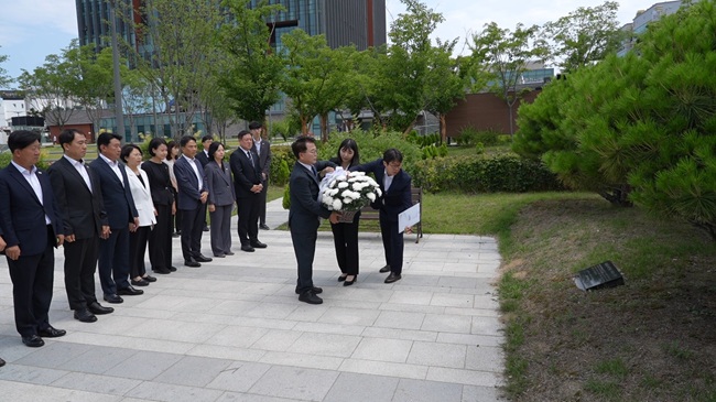 ▲ 육동한 시장은 추모수 앞에 헌화한 뒤 묵념하며 의암호 선박사고로 순직한 직원들의 숭고한 희생을 기렸다. 육동한 춘천시장은 