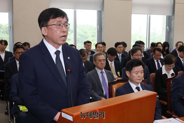 ▲ 강동완 중앙선관위 사무총장 직무대리가 1일 국회에서 열린 제9회 전국동시지방선거 투표용지 부족사태 등 국민 참정권 침해 진상규명 및 선거관리 개혁을 위한 국정조사특별위원회 제3차 전체회의에서 업무보고를 하고 있다. ⓒ이종현 기자
