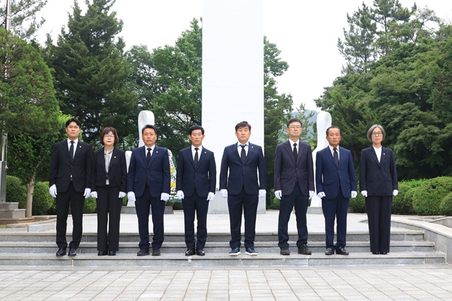 ▲ 제10대 삼척시의회 의원 8명이 1일 남양동 충혼탑을 찾아 참배하며 첫 의정활동 공식일정을 시작했다. 이날 참배에서 순국선열과 호국영령의 숭고한 희생정신을 가슴 깊이 새기며 헌화와 분향을 올리고, 시민의 행복과 지역발전을 위해 최선을 다할 것을 다짐했다. 또한 시민의 뜻을 최우선으로 하는 현장 중심의 의정활동을 펼치고, 소통과 협력을 바탕으로 지역 현안 해결과 시민 복리 증진에 힘써 시민에게 신뢰받는 의회를 만들어 가겠다고 의지를 밝혔다. ⓒ삼척시의회