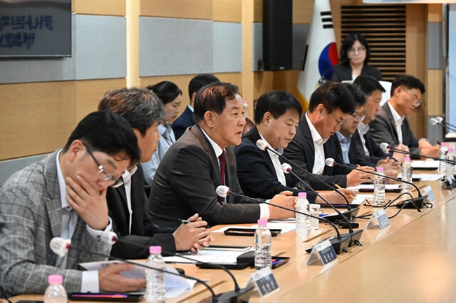 ▲ 심재국 군수는 군청 소회의실에서 농업인과 관계 공무원 등 25명이 참석한 농업정책 간담회를 개최했다. ⓒ평창군