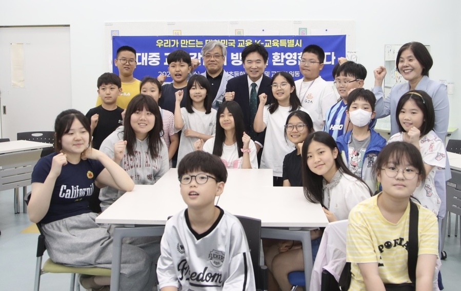 ▲ 7월 1일 광주중앙초등학교를 찾은 김대중 전남광주통합특별시교육감과 광주중앙초등학교 관계자, 학생 등 교육가족들이 기념사진 촬영을 하고 있다.ⓒ전남광주통합특별시 교육청 제공
