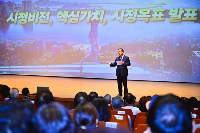 ▲ 이병선 속초시장이 시정목표를 발표하고 있다. ⓒ속초시