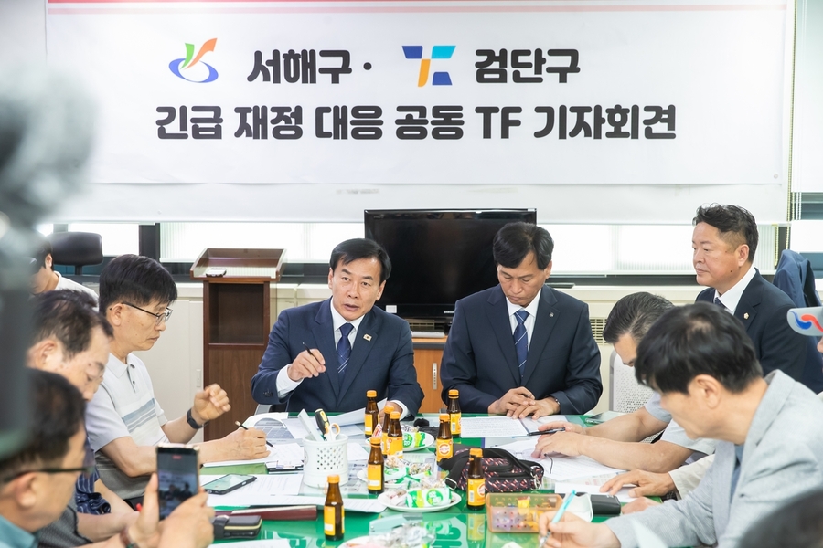 ▲ 구재용(왼쪽 세번째) 서해구청장과 김진규 검단구청장이 1일 기자회견을 열고 재정문제 해결을 위해 TF 구성 등 공동 대응하기로 했다. 
ⓒ인천 서해구 제공
