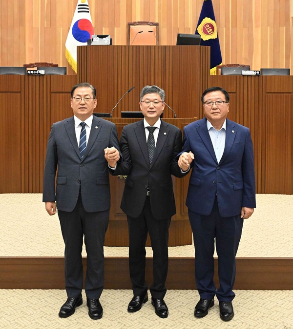 ▲ 제5대 세종시의회 전반기 의장단으로 선출된 안신일 의장(가운데)과 유인호 제1부의장(왼쪽), 김학서 제2부의장(오른쪽)이 1일 세종시의회 본회의장에서 손을 맞잡고 화합과 협치를 다짐하며 기념촬영을 하고 있다.ⓒ세종시의회