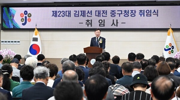▲ 김제선 중구청장은 1일 취임과 동시에 첫 공식 결재로 ‘주민자치회 설치·운영에 관한 조례 제정계획’에 서명했다.ⓒ중구