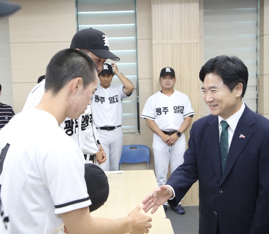 ▲ 김대중 전남광주통합특별시교육감이 취임 첫날 광주제일고등학교를 찾아 야구부 학생들을 위로하고있다.ⓒ전남광주통합특별시 교육청 제공