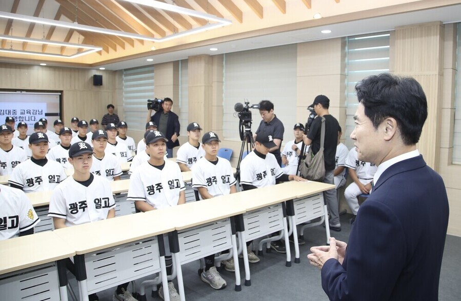 ▲ 김대중 전남광주통합특별시교육감은 취임 첫날인 지난 7월 1일 광주제일고등학교를 방문해 최근 전국대회 경기 과정에서 상대팀 선수단의 지역 비하 응원으로 상처를 입은 야구부를 위로하고, 올바른 배움과 성장을 당부했다.ⓒ전남광주통합특별시 교육청 제공