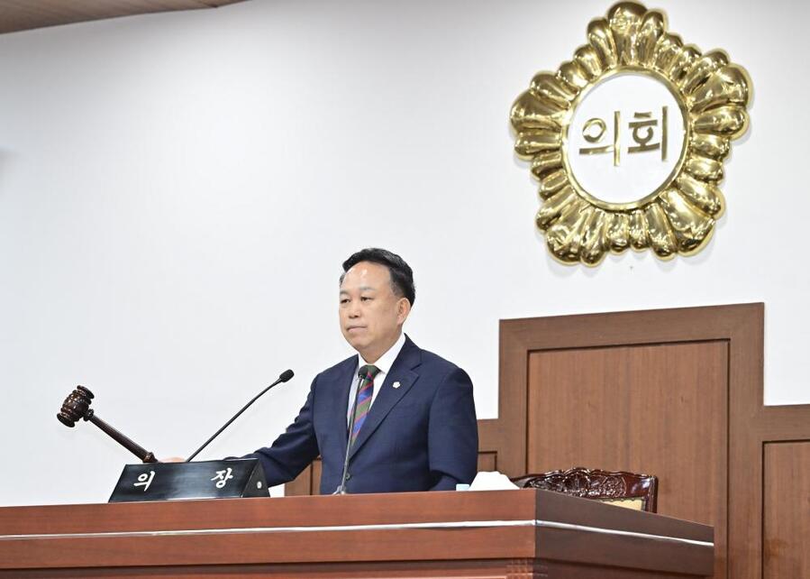 ▲ 오세길 김천시의회의장이 당선직후 임시회를 진행하고 있다ⓒ