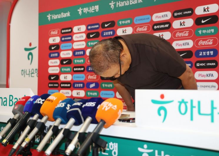 ▲ 한국의 북중미 월드컵 조별리그 탈락 후 박항서 월드컵 단장이 고개 숙여 사과하고 있다.ⓒ연합뉴스 제공