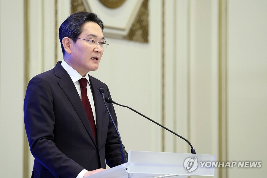 ▲ 이재용 삼성전자 회장이 지난달 29일 청와대에서 이재명 대통령 주재로 열린 3대 메가프로젝트 국민보고회에서 투자계획을 발표하고 있다.ⓒ연합뉴스