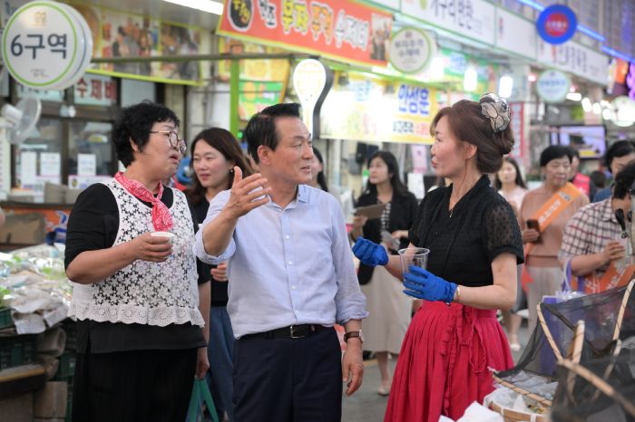 ▲ 백성현 논산시장이 전통시장을 찾아 상인들과 대화를 나누며 지역경제 활성화 방안과 현장의 애로사항을 청취하고 있다.ⓒ논산시