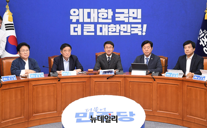 ▲ 한병도 더불어민주당 대표 직무대행 겸 원내대표가 지난 1일 국회에서 열린 최고위원회의에 참석해 모두발언을 하는 모습. ⓒ이종현 기자