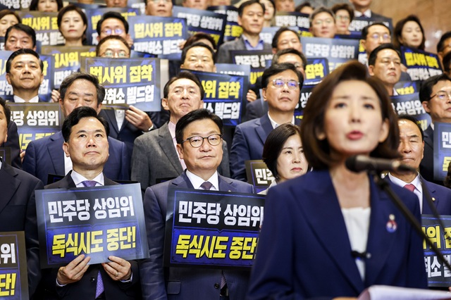 ▲ 정점식 국민의힘 원내대표가 지난달 29일 국회 로텐더홀에서 열린 더불어민주당 원 구성 강행 규탄대회에서 나경원 의원의 발언을 듣는 모습. ⓒ뉴시스