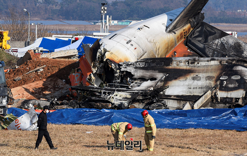 ▲ 전남 무안국제공항에 착륙 중이던 제주항공 여객기가 항행 안전시설에 부딪히면서 탑승자 대부분이 사망하는 참사가 발생한 가운데 2024년 12월 29일 오후 사고현장에서 소방 당국이 수습작업을 하고 있다. ⓒ서성진 기자