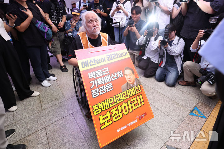 ▲ 박경석 전국장애인차별철폐연대(전장연) 대표가 2일 오전 서울 지하철 1호선 시청역에서 지하철 탑승 시위를 하고 있다. ⓒ뉴시스