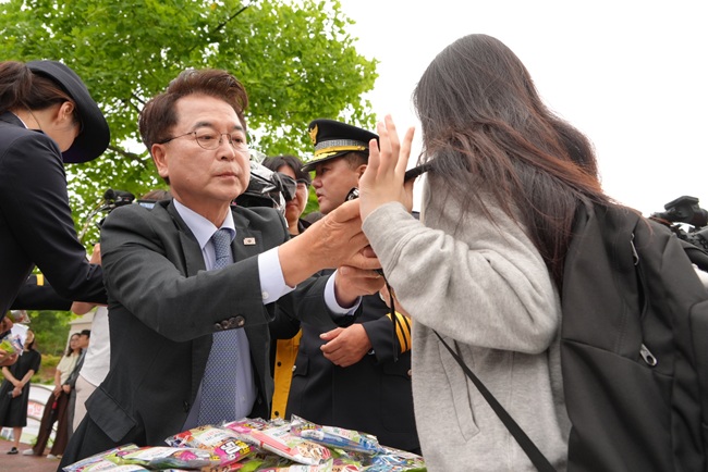 ▲ 육 시장은 등굣길 학생들에게 LED전자호루라기를 직접 전달하며 사용 방법을 안내하고, 학교 주변 통학 환경과 안전 대책을 살폈다. ⓒ춘천시