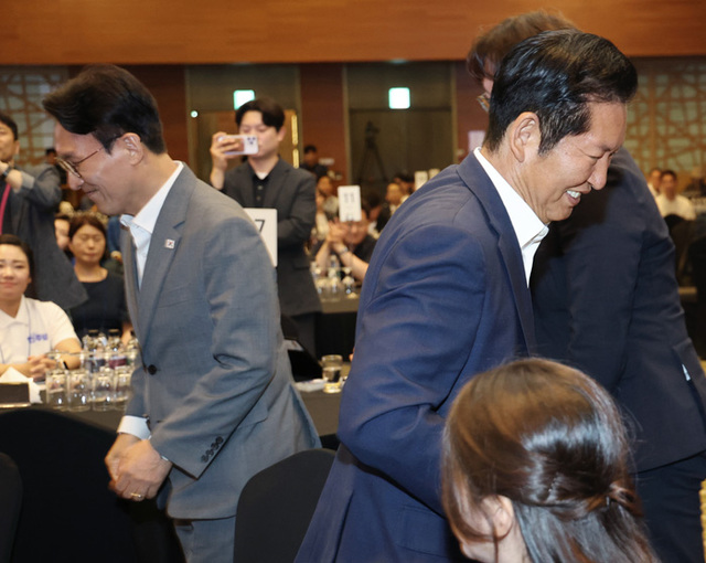 ▲ 지난달 28일 경기 광주시 곤지암리조트에서 열린 더불어민주당 6·3 선거 청년 당선자 워크숍에서 김민석 전 국무총리와 정청래 전 민주당 대표가 이동하는 모습. ⓒ뉴시스