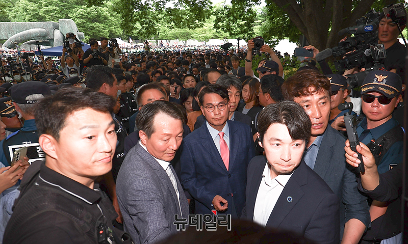 ▲ 2일 오후 1시 10분께 국회 '제9회 전국동시지방선거 투표용지 부족 사태 등 국민 참정권 침해 진상 규명 및 선거 관리 개혁을 위한 국정조사 특별위원회'(국조특위) 위원들이 개표소 진입에 성공했다. ⓒ국회사진기자단