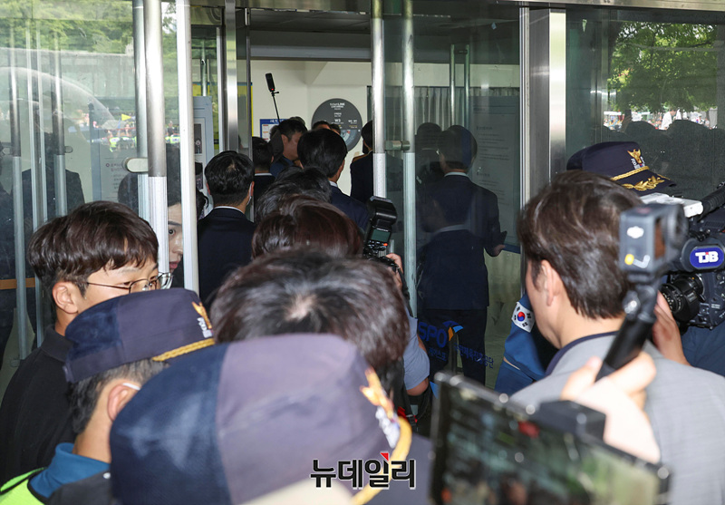 [영상] 국조특위, 잠실 개표소 진입...봉쇄 28일만 
