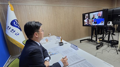 ▲ 김명식 진천군수가 2일 초평 금곡지구 투자유치를 위해 캐나다계 투자그룹과 영상회의를 하고 있다.ⓒ진천군 제공