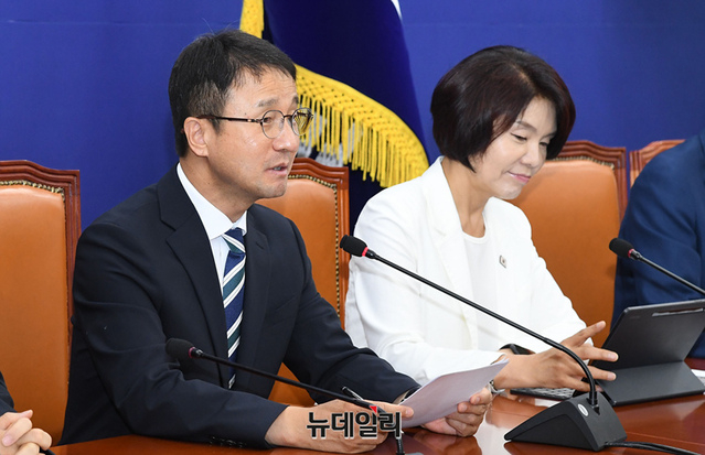 ▲ 한병도 더불어민주당 대표 직무대행 겸 원내대표가 2일 국회에서 열린 정책조정회의에서 발언을 하고 있다. ⓒ이종현 기자