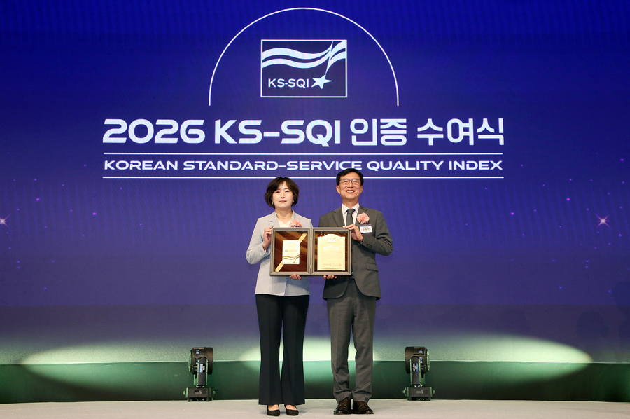 ▲ 2일 서울시 중구 소재 롯데호텔에서 진행된 ‘2026 KS-SQI 인증 수여식’에서 13년 연속 은행부문 1위 기업으로 선정되고 박현주 신한은행 소비자보호그룹장(왼쪽) 및 문동민 한국표준협회장이 기념촬영을 하고 있다. ⓒ 신한은행