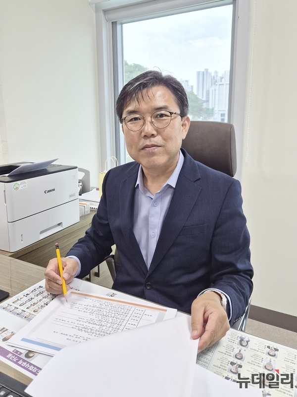 ▲ 이상식 충북도의회 의장이 2일 충북도의회 의장 집무실에서 업무를 보고 있다. ⓒ표윤지 기자