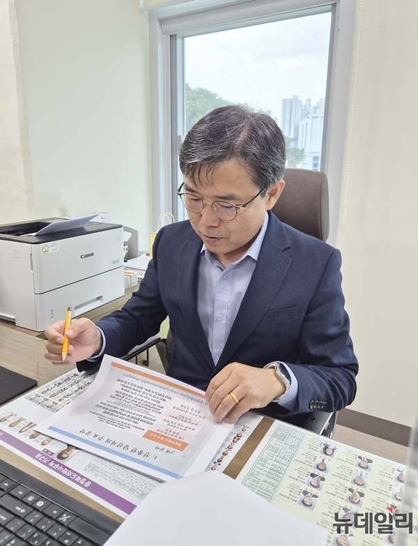 ▲ 이상식 충북도의회 의장이 2일 충북도의회 의장 집무실에서 서류를 검토하고 있다. ⓒ표윤지 기자