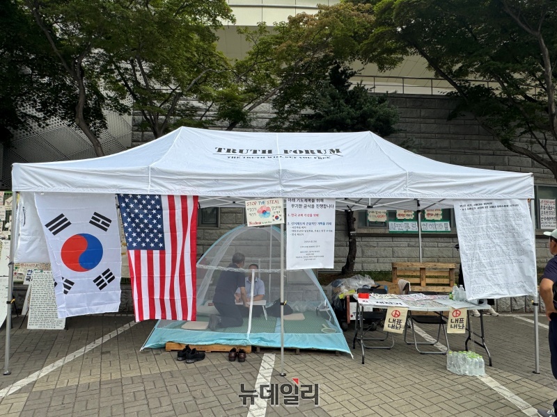 ▲ 2일 김은구 트루스포럼 대표가 서울 송파구 올림픽공원 핸드볼경기장 집회 현장에서 단식을 이어가고 있다. ⓒ임찬웅 기자