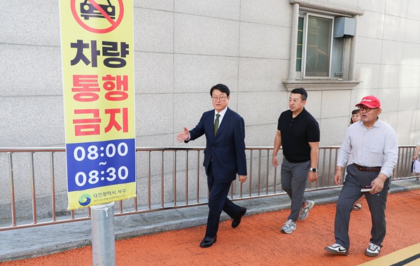 ▲ 오석진 대전시교육감이 취임 이튿날인 7월 2일 오전 대전백운초등학교를 찾아 등굣길 안전 점검을 실시했다.ⓒ시교육청