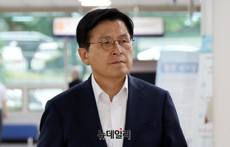 ▲ 12·3 비상계엄 선포와 관련해 내란선동 등 혐의로 기소된 황교안 자유와혁신 대표가 2일 오후 서울 서초구 서울중앙지법에서 열린 1차공판에 출석하고 있다. ⓒ정상윤 기자